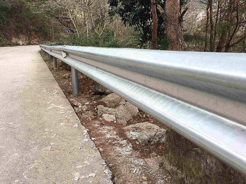 公路护栏板