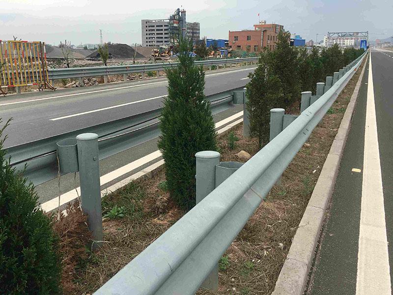 公路护栏板