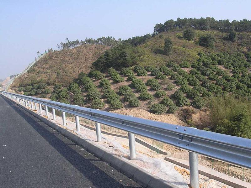 路侧护栏板