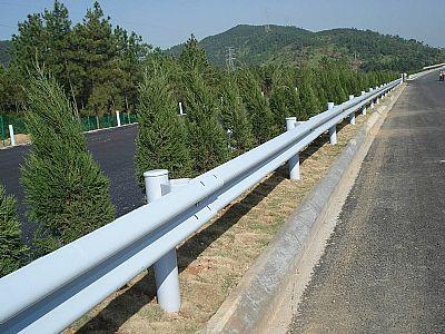 分隔带护栏板